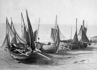 Fischerboote am Strand von Shoreham-by-Sea, ca. 1880 von English Photographer